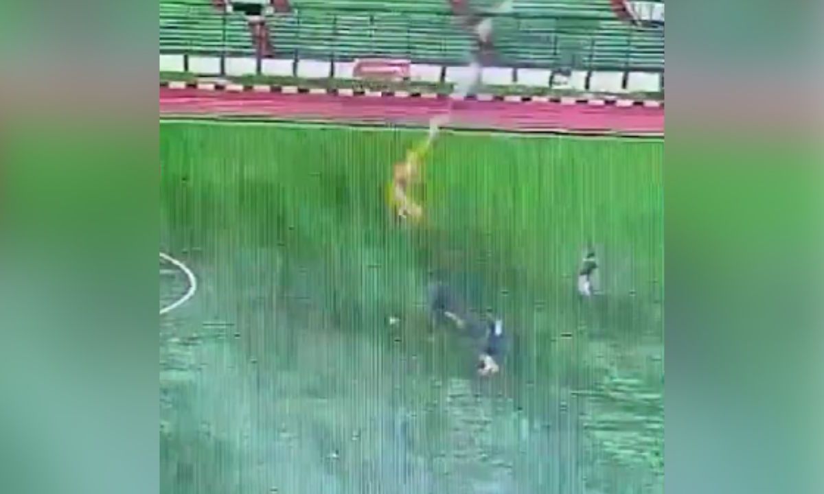 En pleno juego, un rayo cayó sobre un futbolista en Indonesia