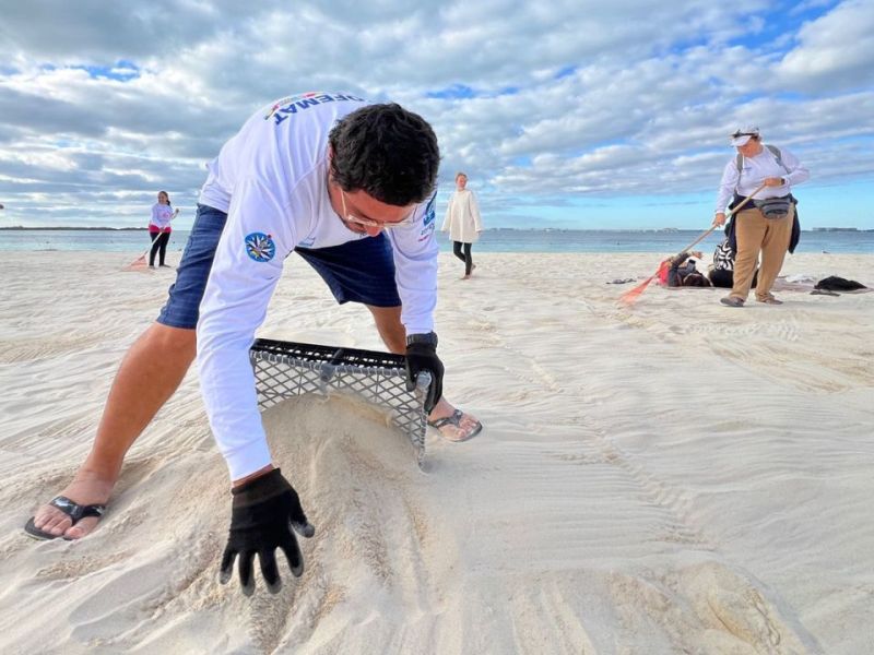 Redoblan esfuerzos a través de la Zofemat para mantener las playas de Isla Mujeres limpias y ordenadas