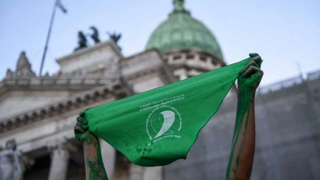 La Libertad Avanza de Milei busca derogar la ley del aborto en Argentina