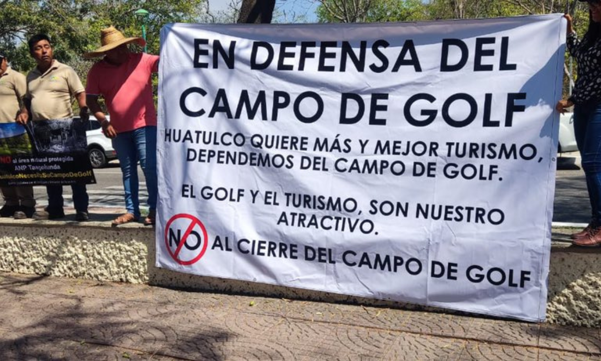Pobladores de Huatulco se manifestaron ante la amenaza del cierre de un campo de Golf, argumentando que dañara al turismo.