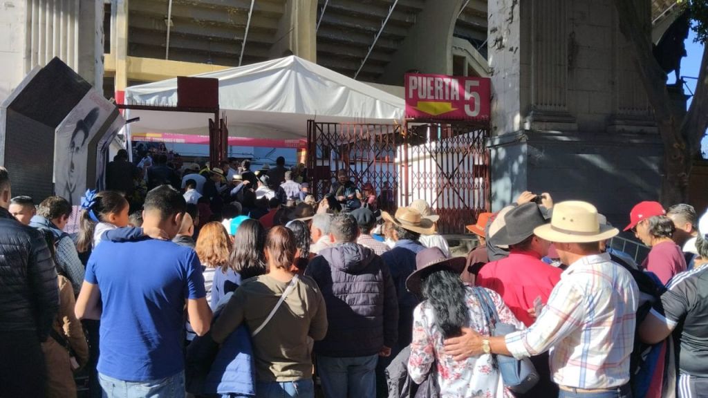 Continúan corridas y protestas en la Plaza México