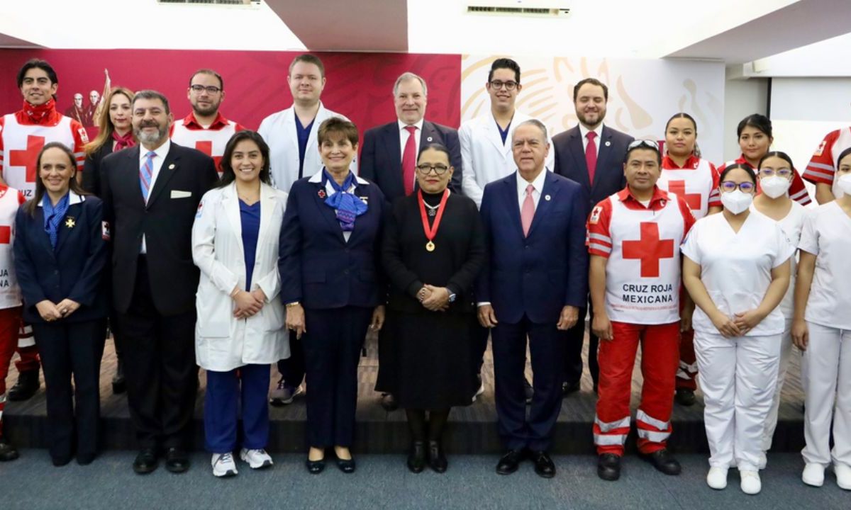Freaner Figueroa entregó una “Medalla al Mérito Henry Dunant” a la secretaria Rosa Icela Rodríguez y un Reconocimiento por su apoyo en los proyectos y Colectas Nacionales de la Cruz Roja Mexicana