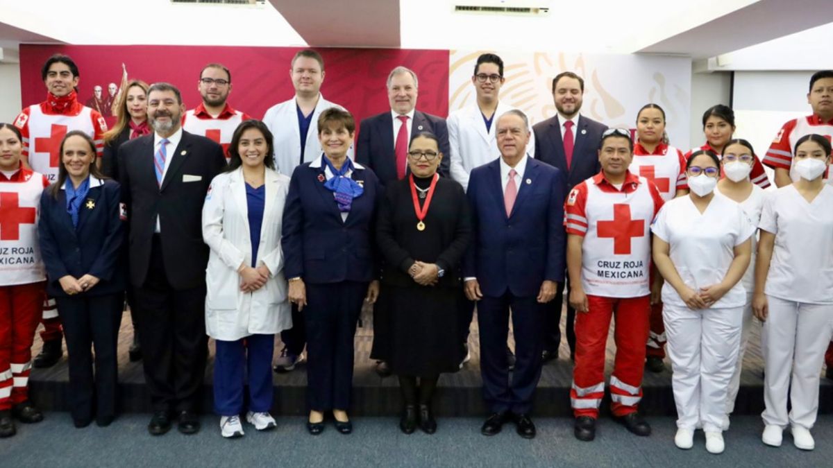 Freaner Figueroa entregó una “Medalla al Mérito Henry Dunant” a la secretaria Rosa Icela Rodríguez y un Reconocimiento por su apoyo en los proyectos y Colectas Nacionales de la Cruz Roja Mexicana