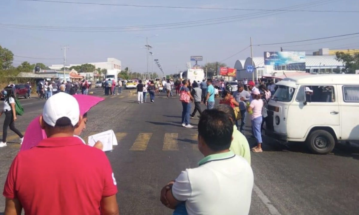 Con bloqueos maestros de la Sección 22 recibieron a AMLO en Salina Cruz