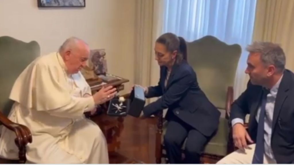 Foto:Captura de pantalla|Pide Sheinbaum bendición de rosa de plata al Papa Francisco