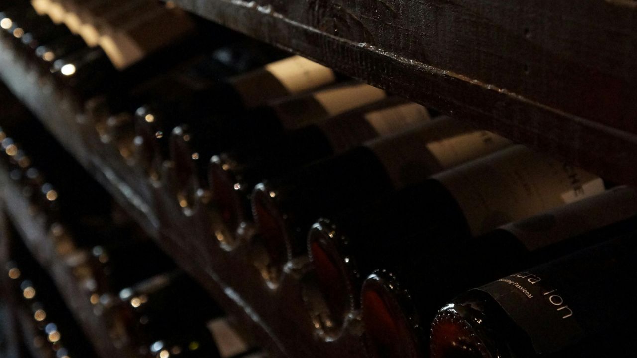 Santé!  Un homme est arrêté en France pour avoir volé plus de 7 000 bouteilles de vin