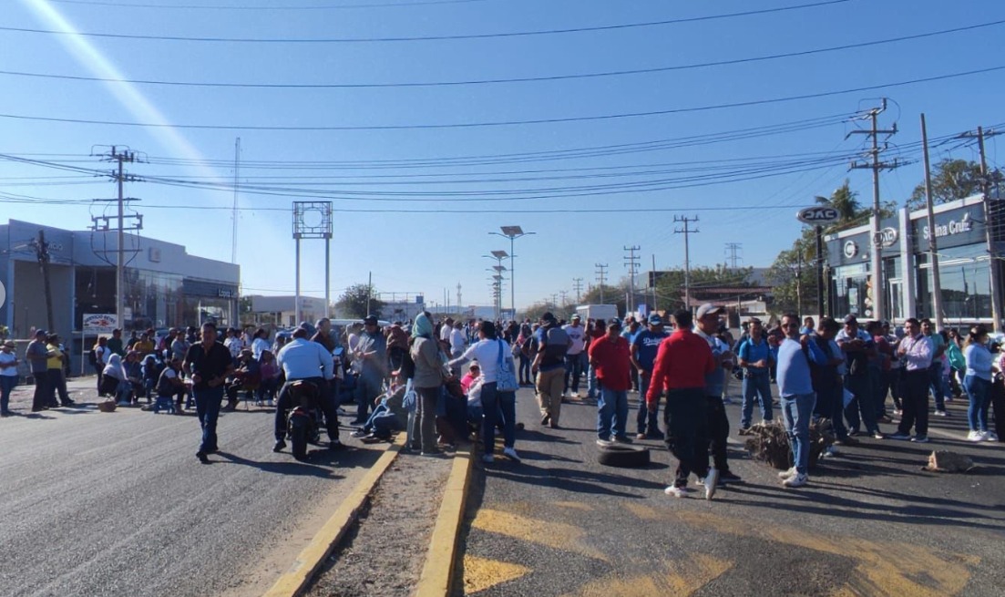 Maestros integrantes de la sección XXII del SNTE bloquean diversos puntos de la capital del estado de Oaxaca para exigir demandas.