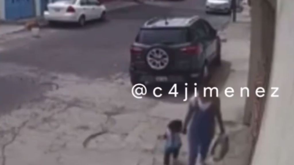 Foto:Captura de pantalla|VIDEO: Captan a mujer abandonando a su hija en calles de la Álvaro Obregón