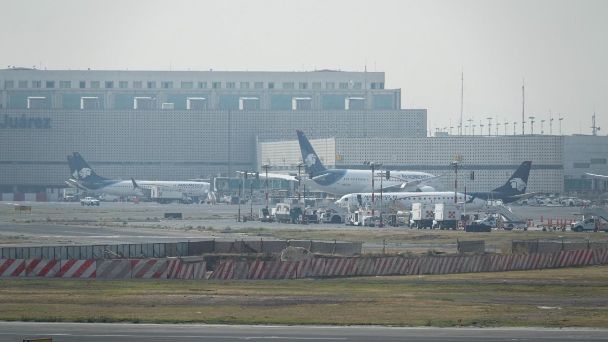 La caída de ceniza, por el Popocatépetl, en el Aeropuerto Internacional de la Ciudad de México (AICM) obligó a la cancelación de 22 vuelos