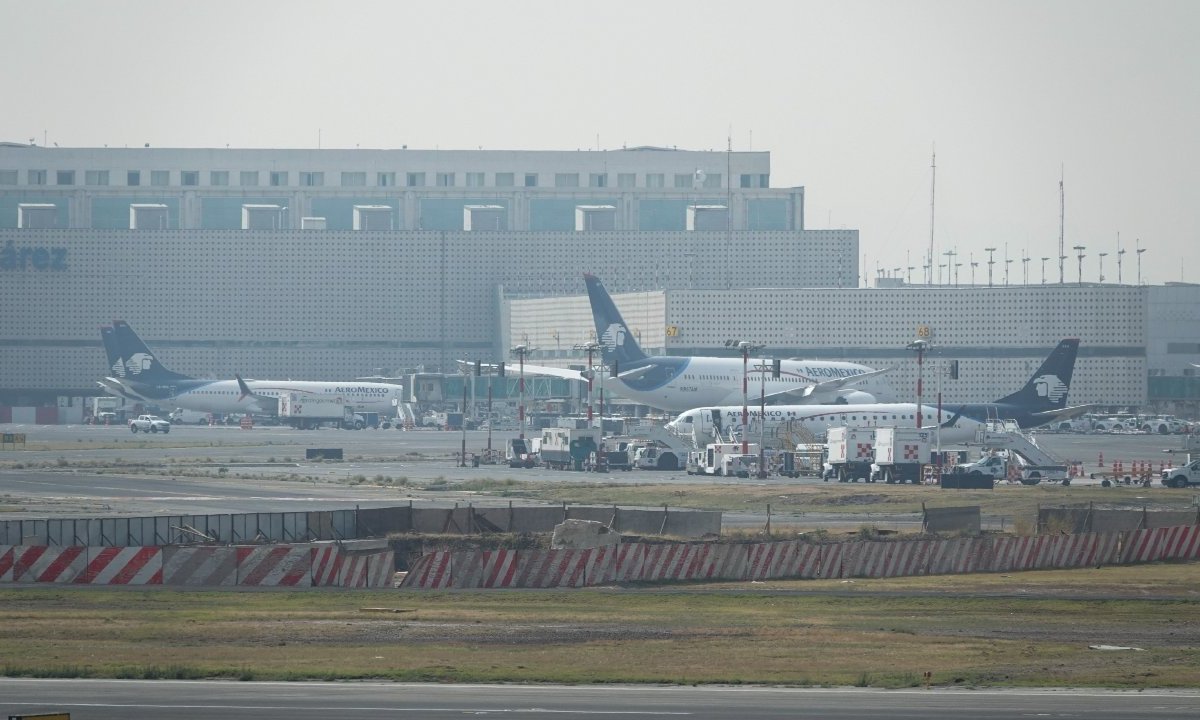 La caída de ceniza, por el Popocatépetl, en el Aeropuerto Internacional de la Ciudad de México (AICM) obligó a la cancelación de 22 vuelos