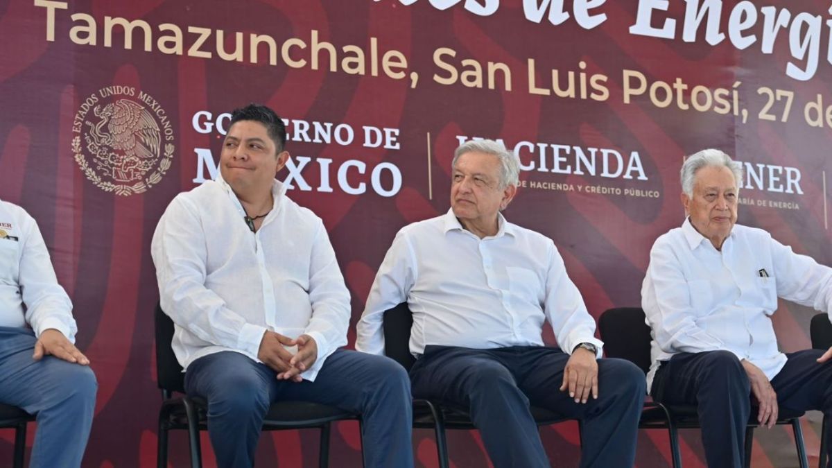 López Obrador, expresó que la nacionalización de estas 13 centrales de energía en diferentes partes de México, traerán consigo múltiples beneficios, pues se incrementa la capacidad de producir energía