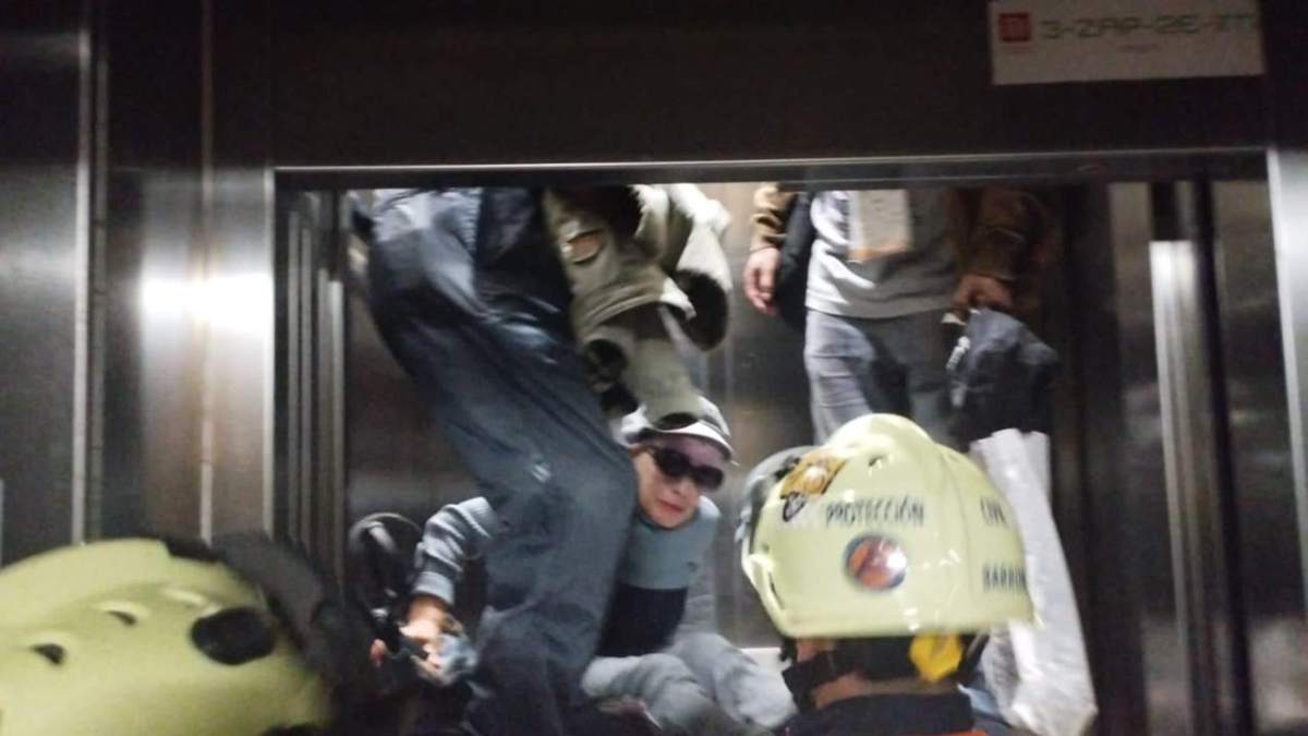 Luego de, al parecer, dos horas, rescataron a tres adultos mayores tras quedar atrapados en un elevador del Metro de la CDMX.