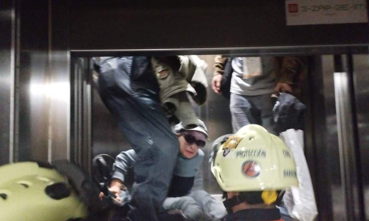 Luego de, al parecer, dos horas, rescataron a tres adultos mayores tras quedar atrapados en un elevador del Metro de la CDMX.