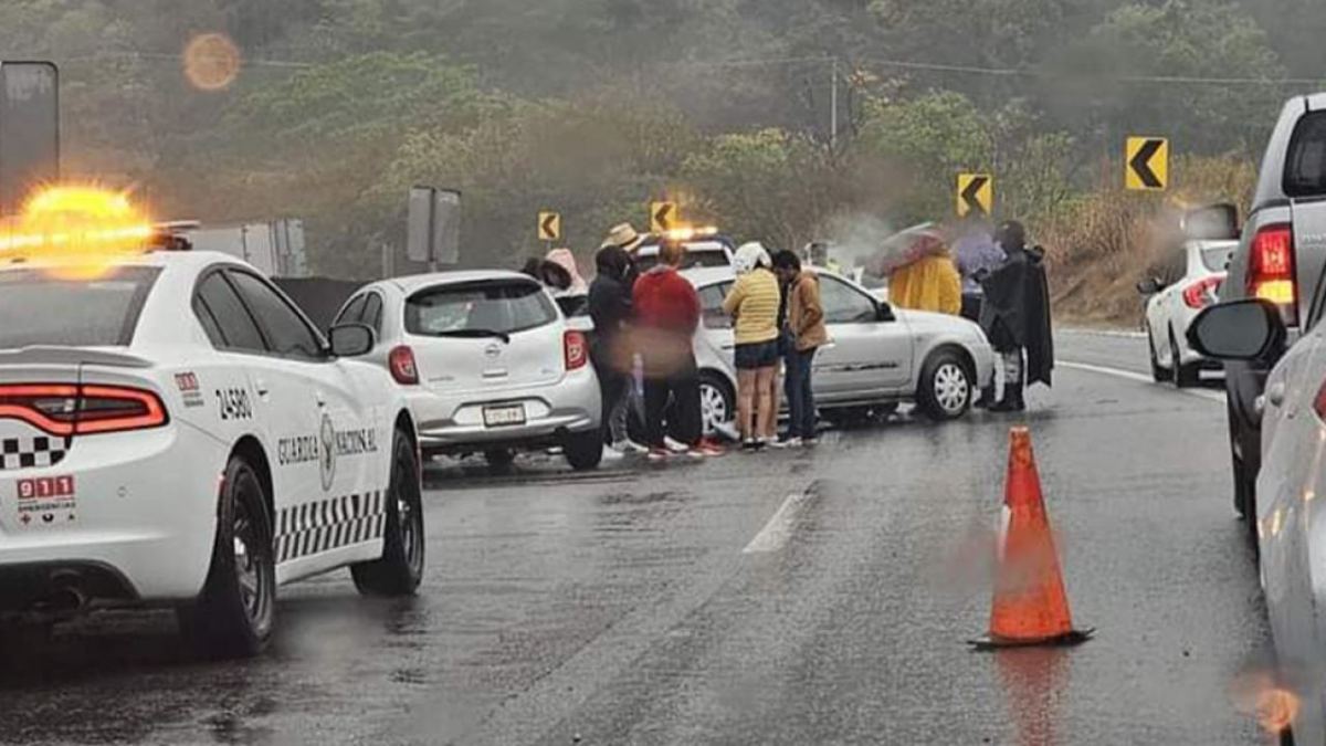 Durante la mañana de este sábado 17 de febrero, se registró un choque múltiple en la Autopista del Sol, el cual dejó varios heridos.