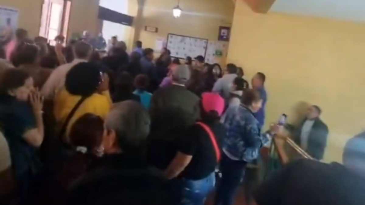 Foto:Captura de pantalla|Asamblea de Barrios toma la alcaldía MH