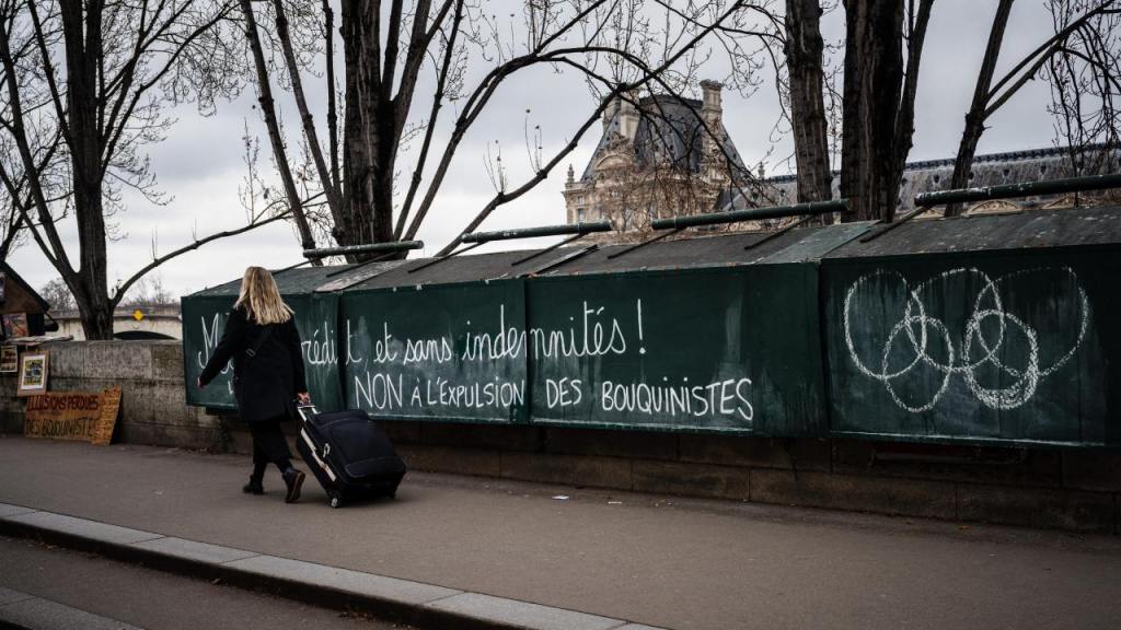 Los libreros a la orilla del Río Sena en París, Francia, se mantendrán con sus icónicos cajones verdes durante los Juegos Olímpicos