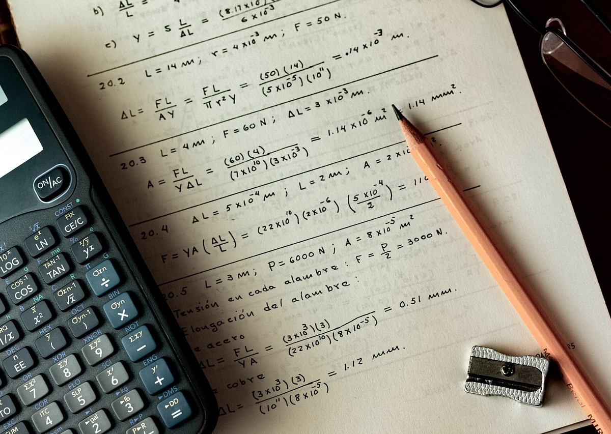 Calculadora, lápiz y cuadernillo: herramientas de uso común en matemáticas.