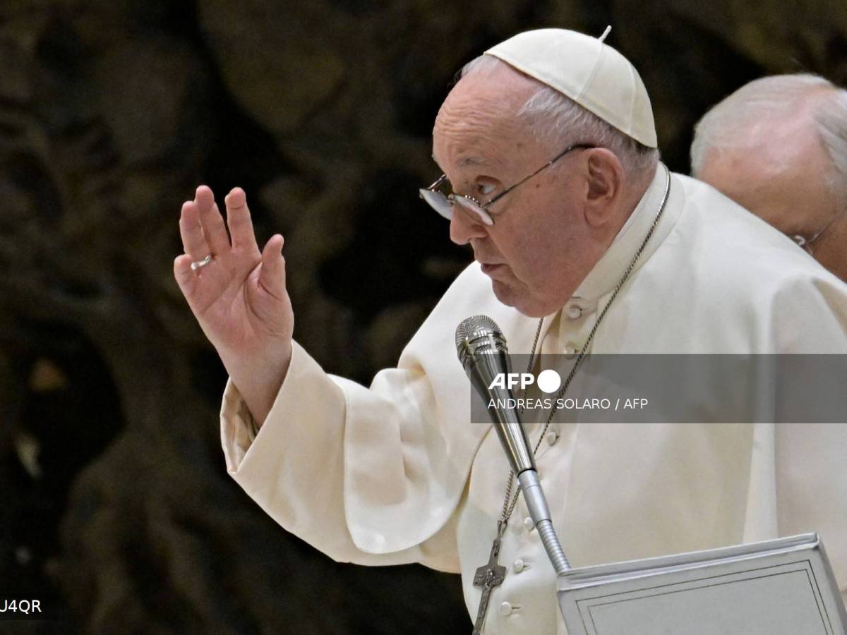 Foto:AFP|El papa Francisco califica de hipocresía las críticas sobre bendecir a las parejas gays