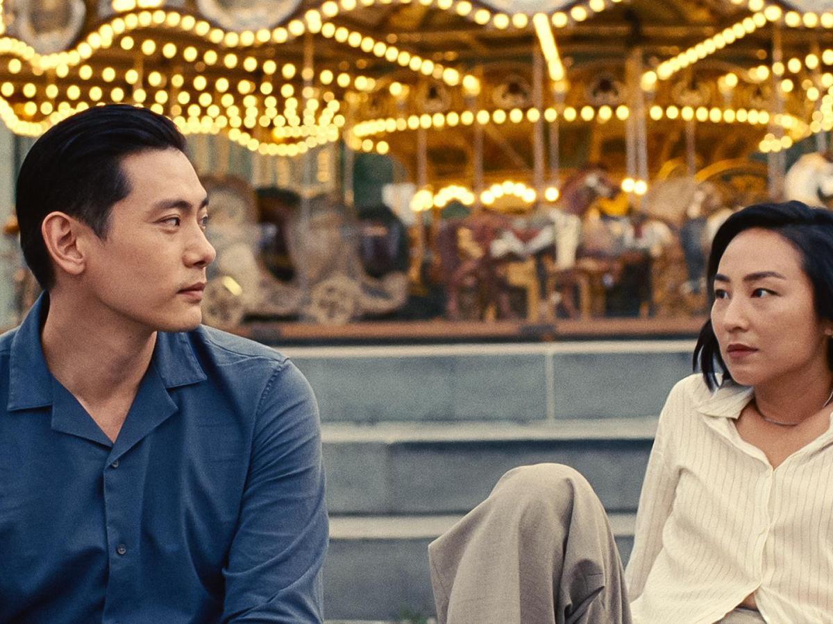 Hae Sung (Teo Yoo) y Nora (Greta Lee) en un fotograma de 'Past Lives' (2023).