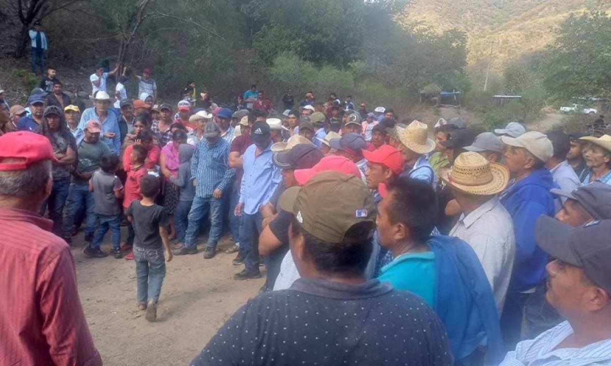 Se reportó que más de 200 pobladores de 66 comunidades de la Sierra de Heliodoro Castillo, Guerrero, habrían retenido a más de 30 militares