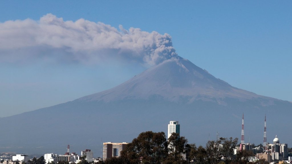Luego de se registrara emisión de ceniza por parte del volcán Popocatépetl, la CNPC indicó que se mantiene el nivel de alerta amarillo fase 2