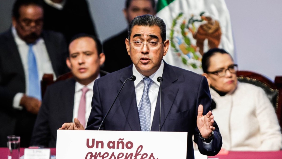 Diputados federales del PAN exigieron al gobernador de Puebla, Sergio Salomón Céspedes, saque las manos del proceso electoral en ese estado.