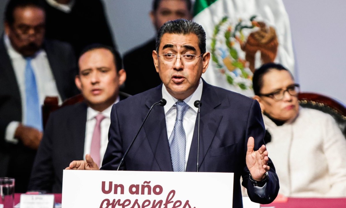 Diputados federales del PAN exigieron al gobernador de Puebla, Sergio Salomón Céspedes, saque las manos del proceso electoral en ese estado.