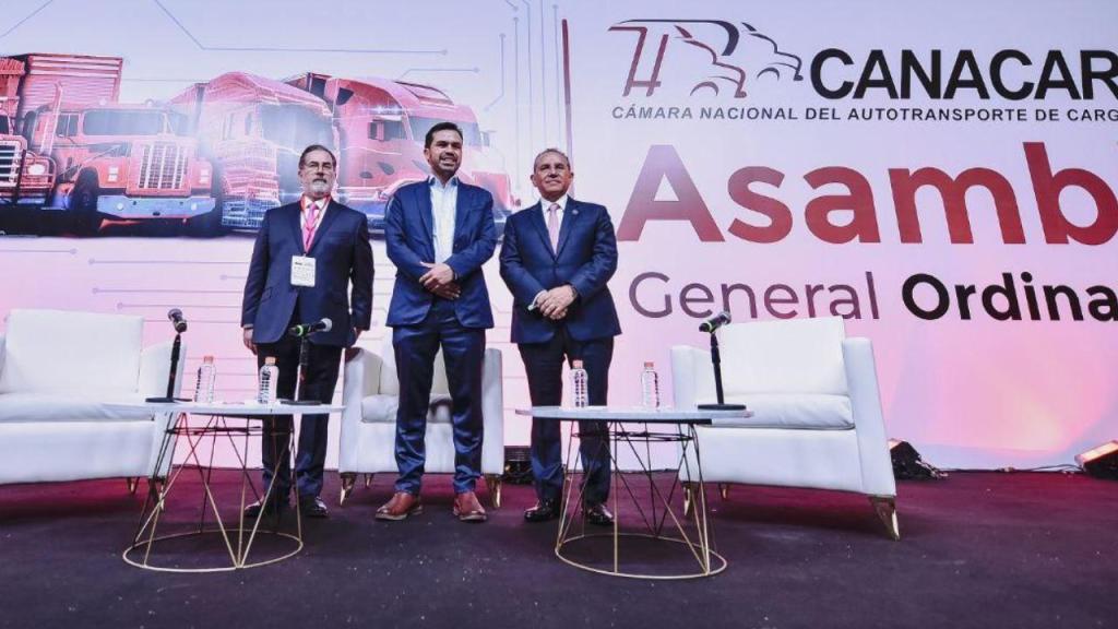 Jorge Álvarez Máynez ofreció a la Canacar cambiar el modelo de estado de fuerza para enfrentar la inseguridad en la red carretera del país.