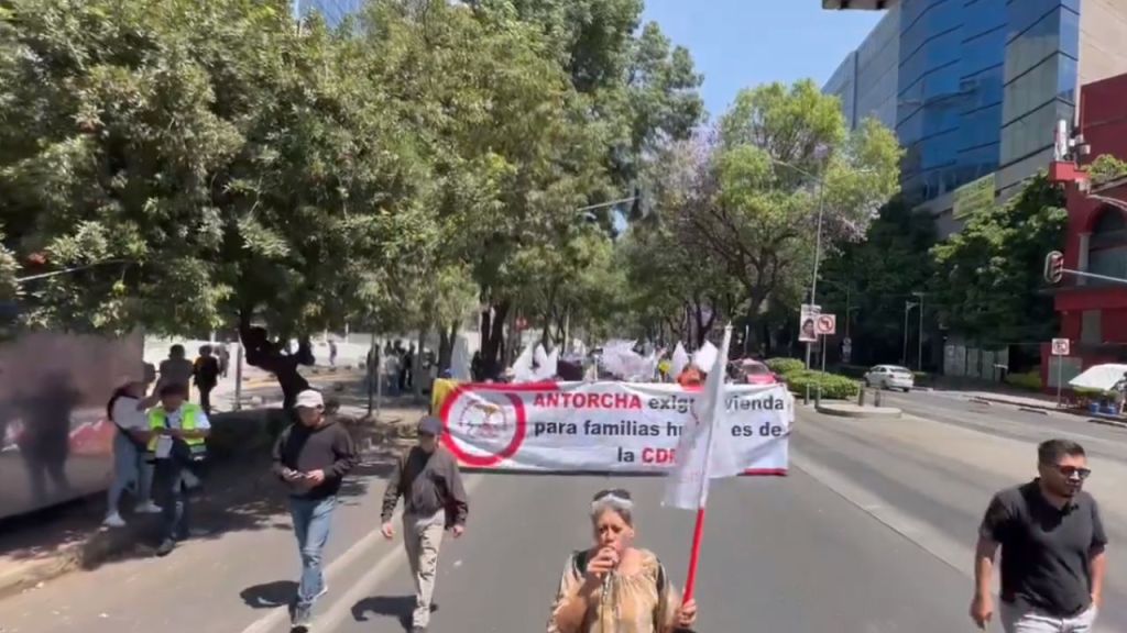 Antorchistas marcharon por avenida Insurgentes Sur, para exigir "viviendas para familias humildes de la CDMX"