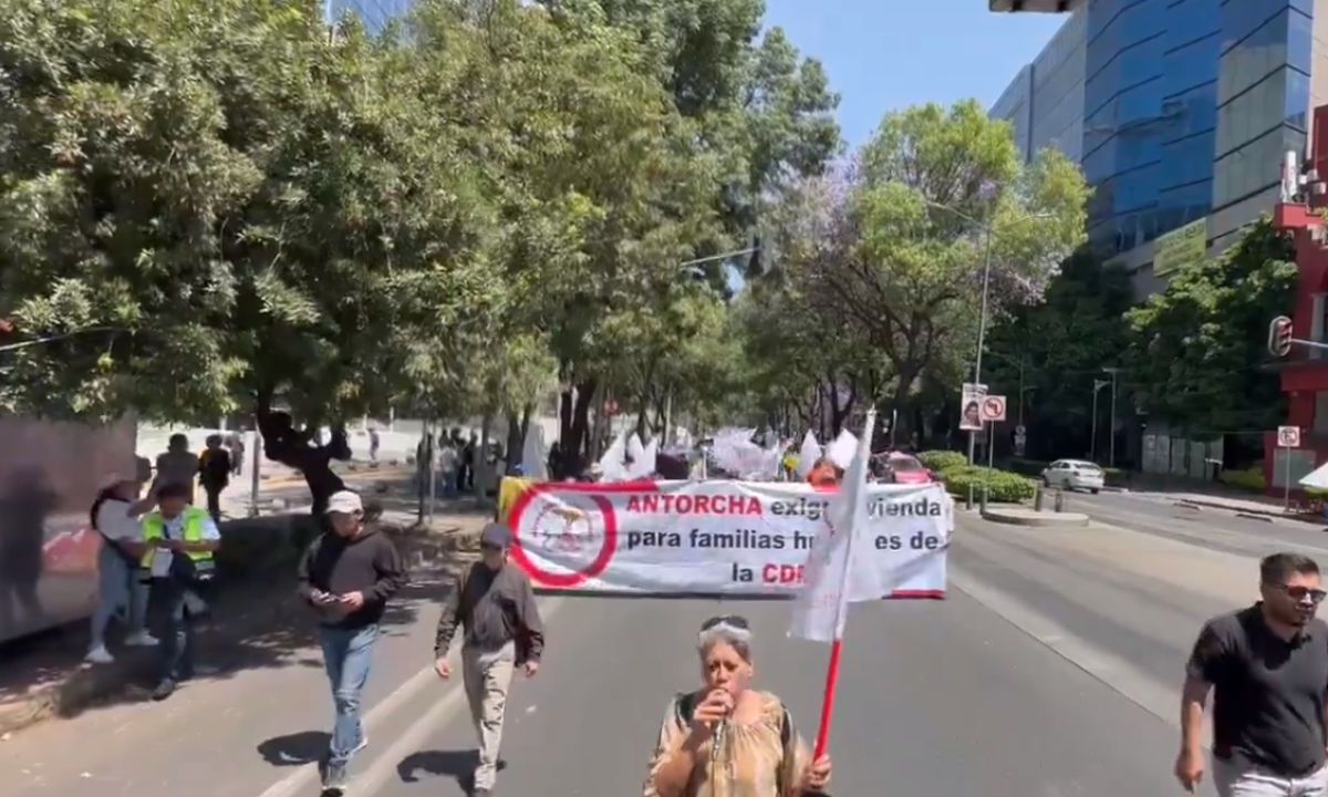 Antorchistas marcharon por avenida Insurgentes Sur, para exigir "viviendas para familias humildes de la CDMX"