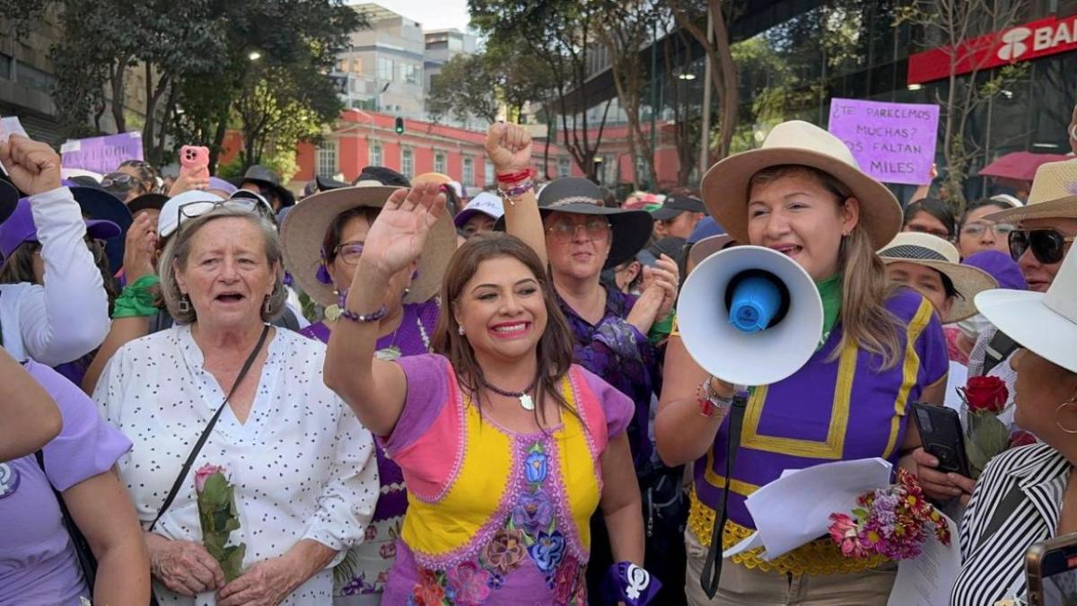 En medio de su campaña a la jefatura de Gobierno, Clara Brugada acudió a la marcha del Día Internacional de la Mujer.