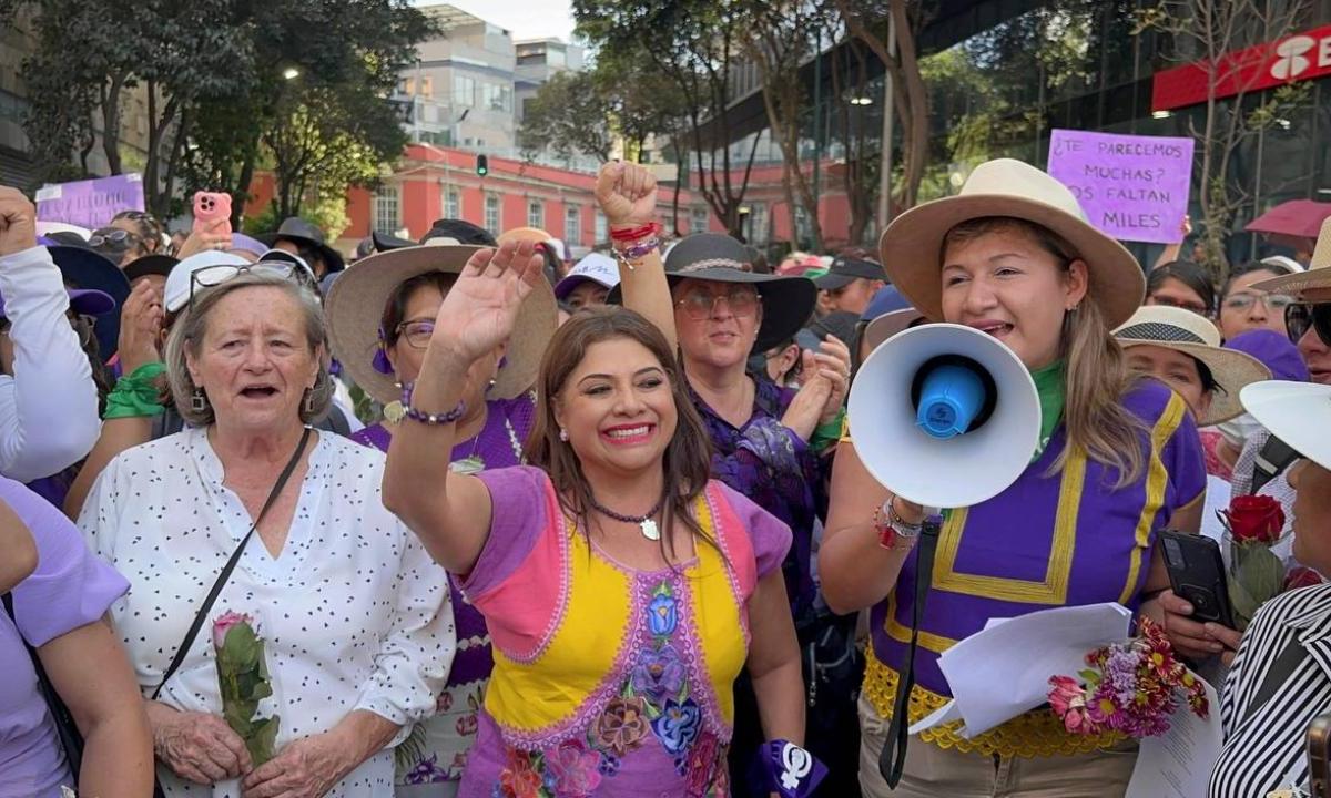 En medio de su campaña a la jefatura de Gobierno, Clara Brugada acudió a la marcha del Día Internacional de la Mujer.