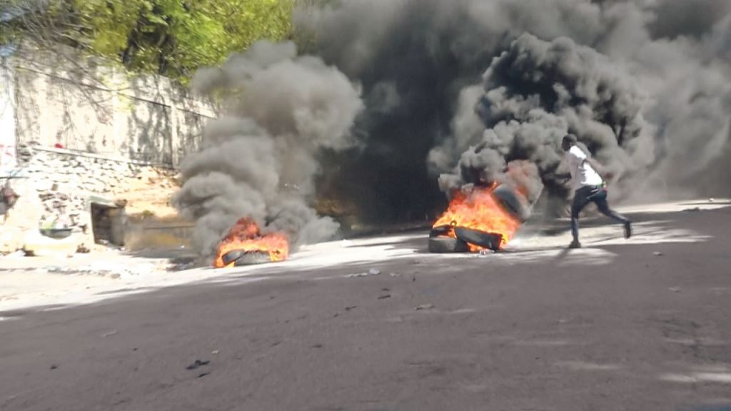 VIOLENCIA. Las bandas que pretenden derrocar al primer ministro haitiano, Ariel Henry, sembraron el caos en la capital desde la semana anterior.