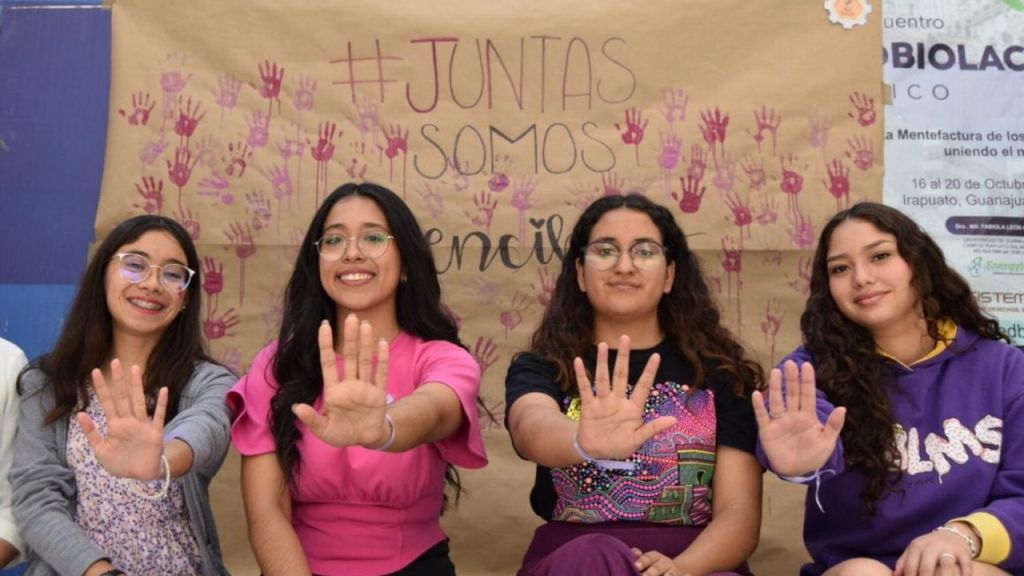 DÍA DE LA MUJER. Jóvenes alumnas arrancaron actividades en la Universidad de Guanajuato.