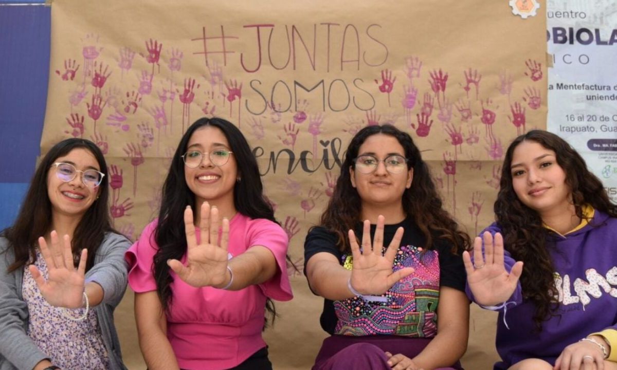 DÍA DE LA MUJER. Jóvenes alumnas arrancaron actividades en la Universidad de Guanajuato.