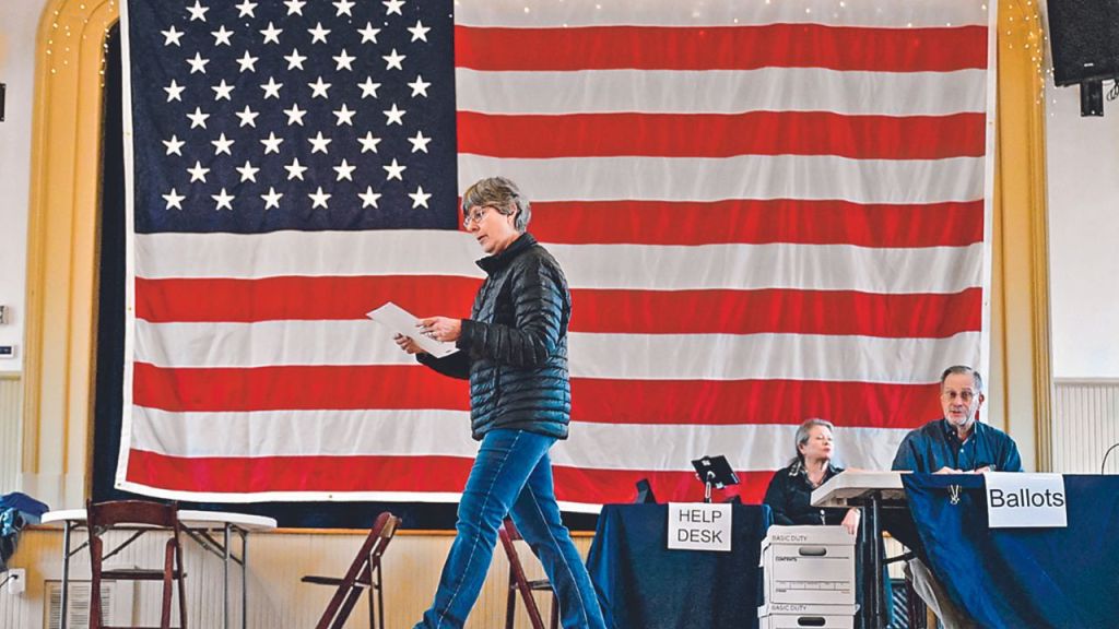 PARTICIPACIÓN. Los votantes estadounidenses depositaron ayer su sufragio en los colegios electorales de Virginia, en Hillsboro, en medio de la gran jornada de comicios en 15 estados. 