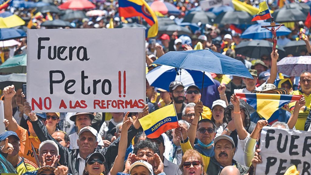 MULTITUD. Habitantes de Bogotá se movilizaron ayer contra el gobierno del presidente de izquierda, Gustavo Petro, en rechazo a sus reformas propuestas.