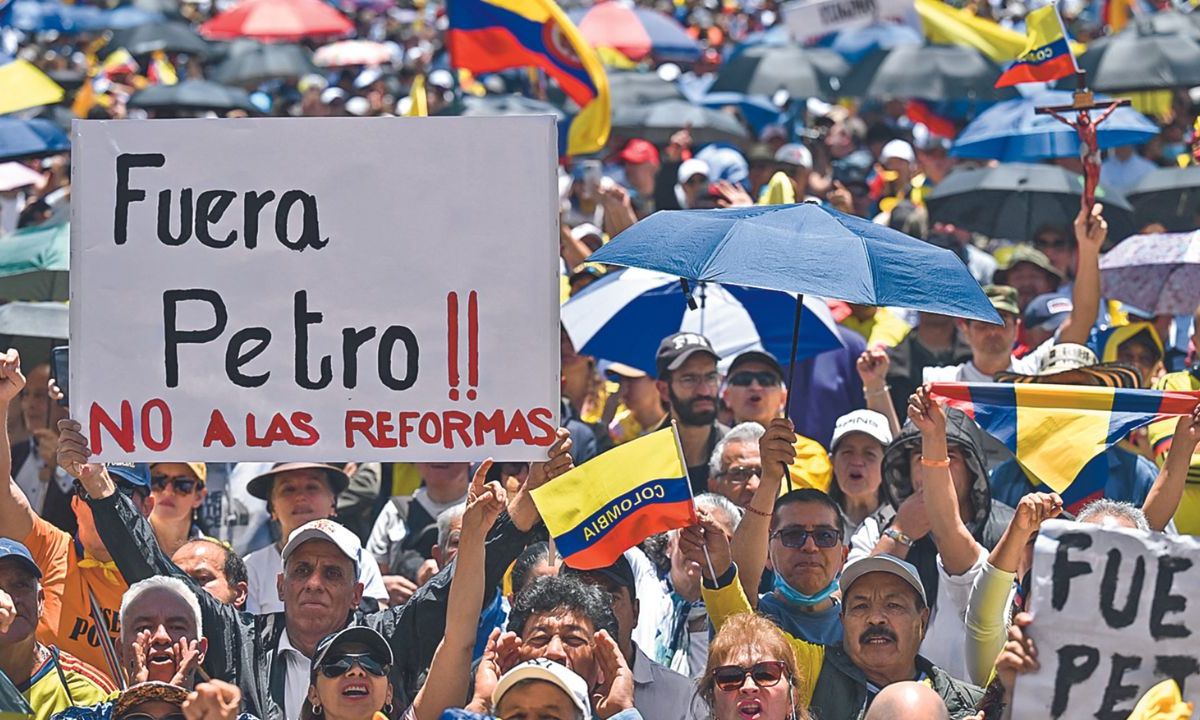 MULTITUD. Habitantes de Bogotá se movilizaron ayer contra el gobierno del presidente de izquierda, Gustavo Petro, en rechazo a sus reformas propuestas.