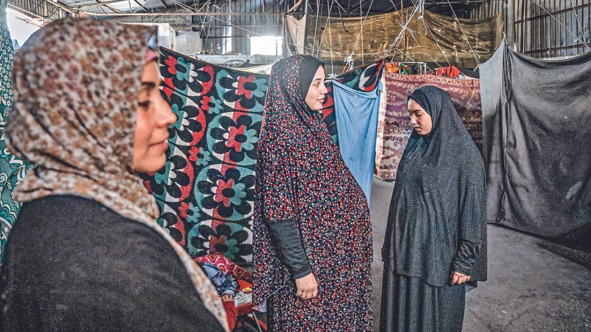 PELIGRO. Una palestina desplazada del norte del enclave se refugió en Rafah, en medio de la guerra entre Israel y el movimiento islamista Hamás, antes del Día Internacional de la Mujer.