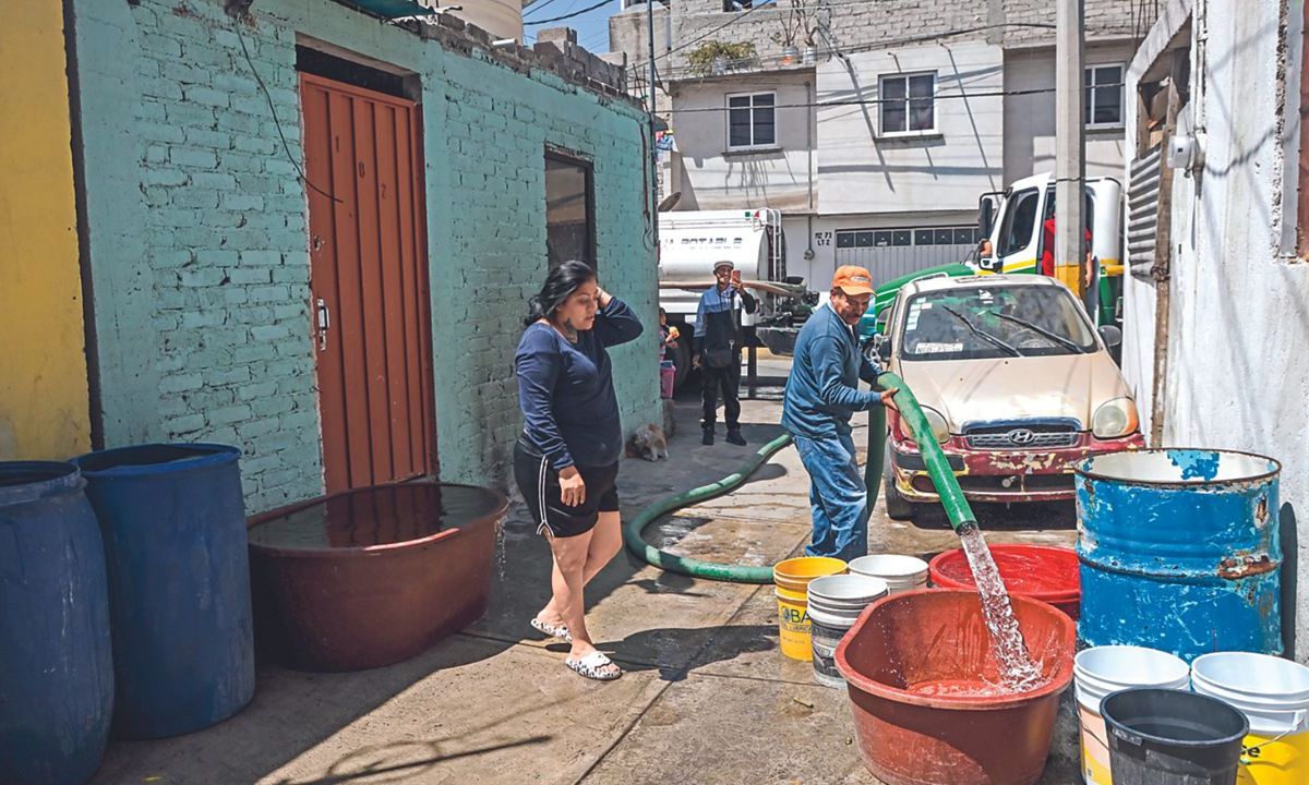 Entregas, Vecinos en alcaldías como Iztapalapa se unen para solicitar al Sistema de Aguas de la Ciudad de México pipas de 10 mil litros de capacidad.