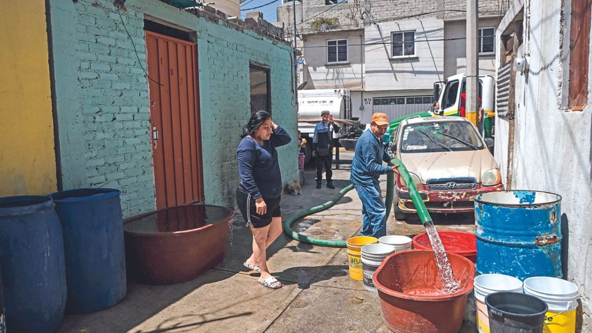 Entregas, Vecinos en alcaldías como Iztapalapa se unen para solicitar al Sistema de Aguas de la Ciudad de México pipas de 10 mil litros de capacidad.