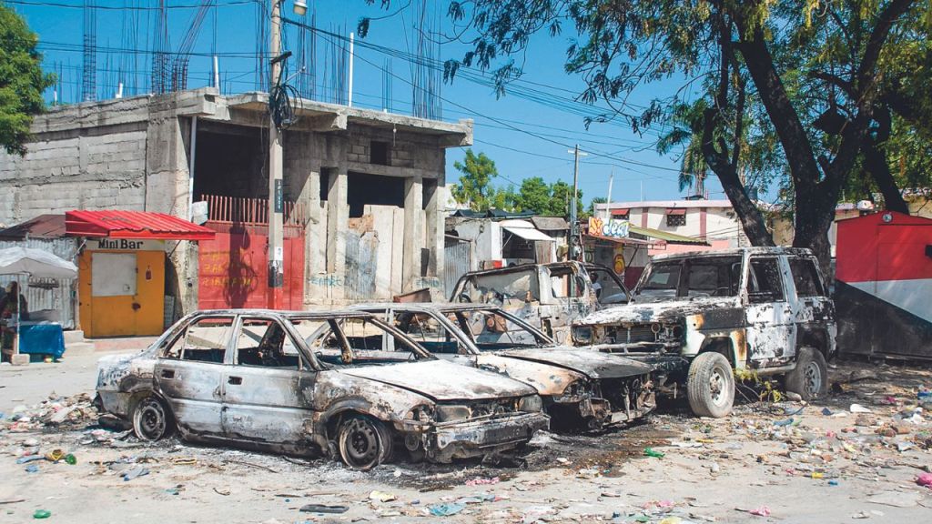 CONSECUENCIAS. La violencia de las bandas se intensificó el fin de semana en Puerto Príncipe, mientras los residentes buscaban desesperadamente refugio en medio de la creciente inseguridad en las calles de la capital. 
