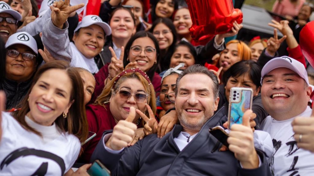 TRÁMITE. Cientos de personas cobijaron a Adrián de la Garza durante su registro para la alcaldía de Monterrey.