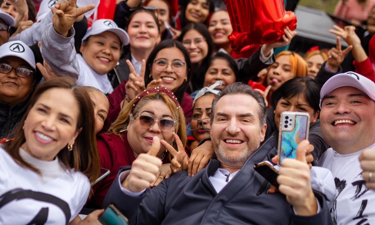 TRÁMITE. Cientos de personas cobijaron a Adrián de la Garza durante su registro para la alcaldía de Monterrey.