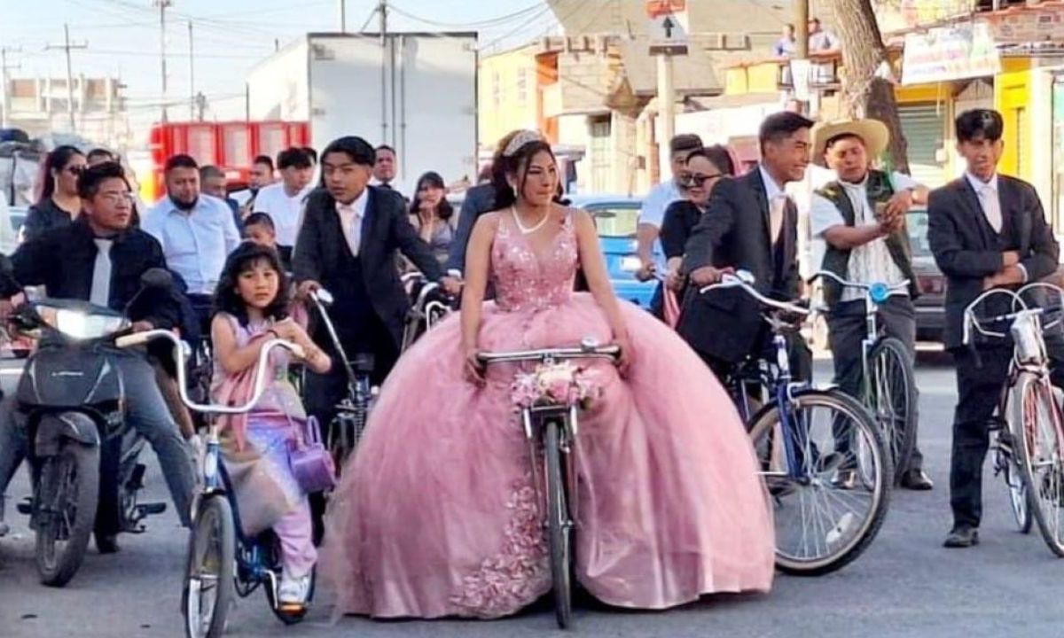 Festejo. Una quinceañera celebró su cumpleaños en una bicicleta y con una rodada en Toluca.