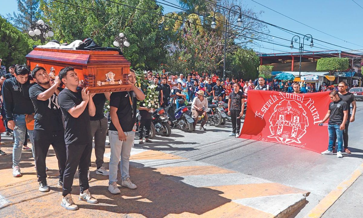 Tixtla. Ayer se llevó a cabo el funeral del normalista Yankee Khotan, quien murió a manos de la Policía Estatal de Guerrero. 