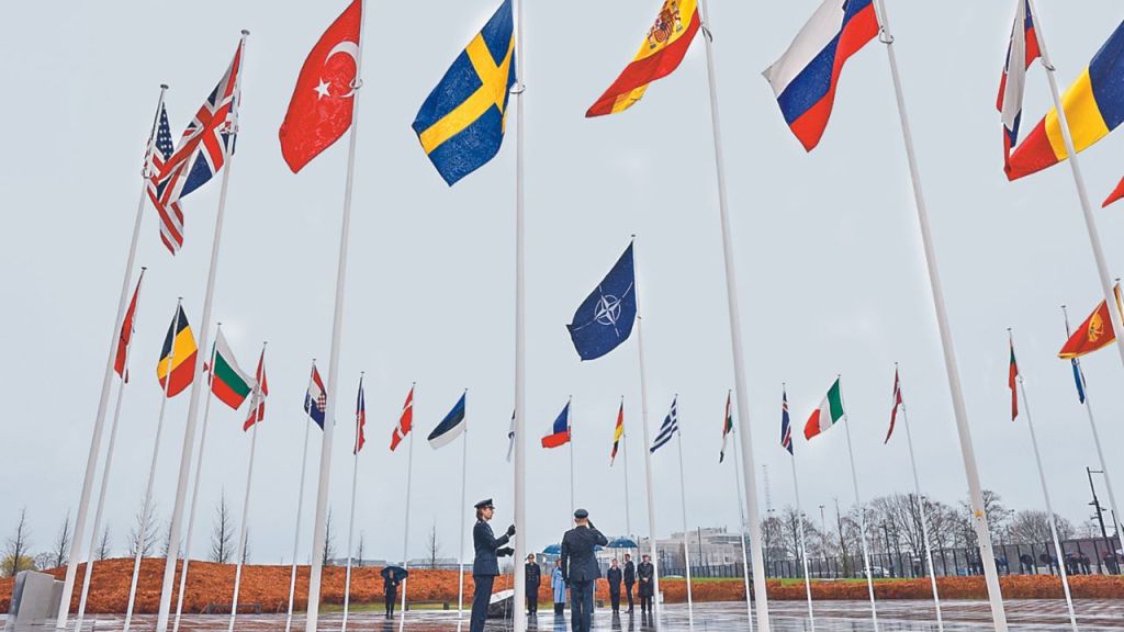 OFICIAL. Funcionarios suecos participaron ayer en la ceremonia del ingreso en Bruselas.