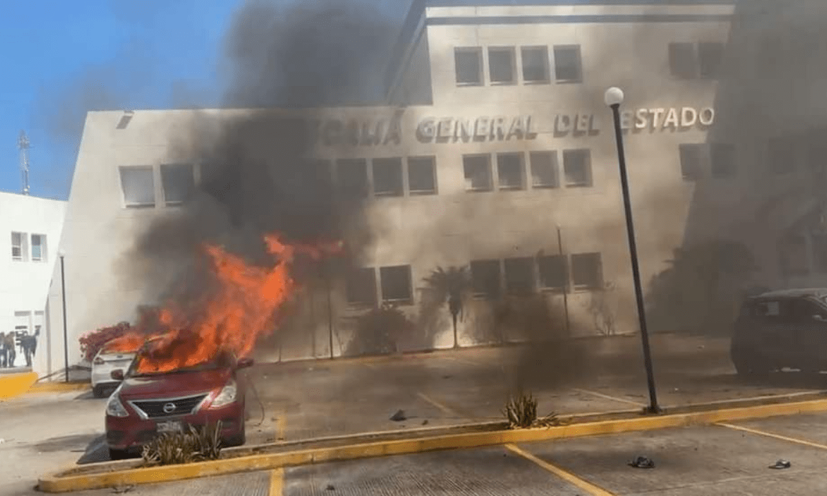 Normalistas incursan en gobierno de Chilpancingo