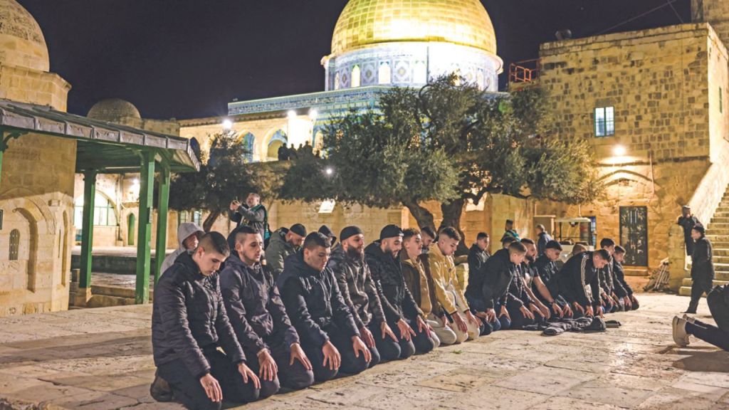 RAMADÁN. Devotos musulmanes realizaron ayer una oración afuera de la Cúpula de la Roca en la mezquita Al Aqsa.