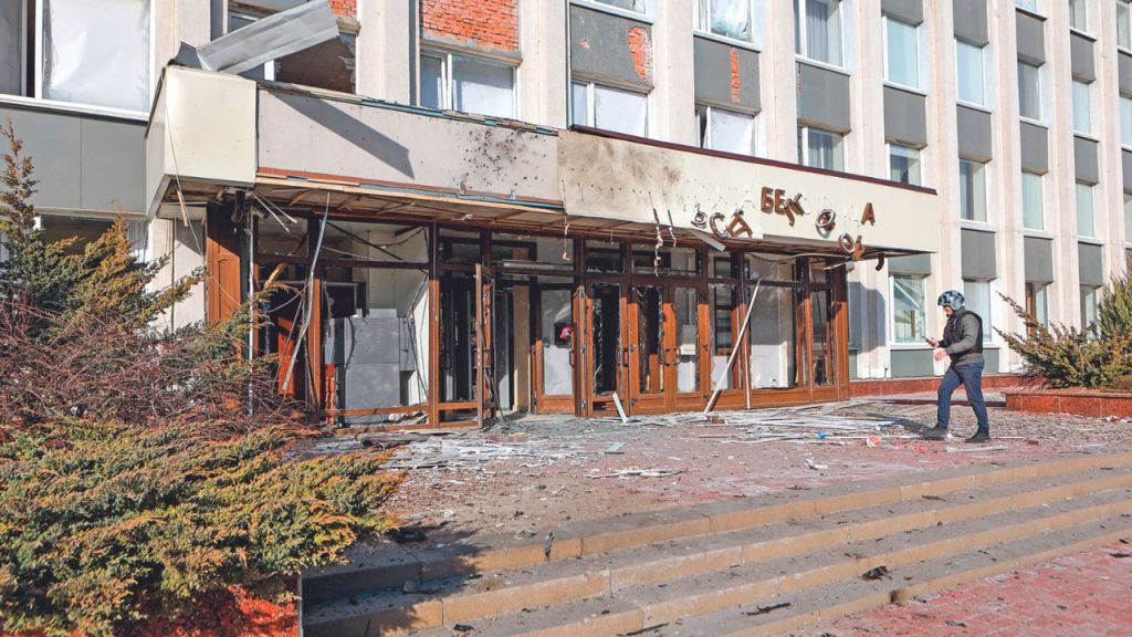 BOMBARDEOS. El ayuntamiento de Belgorod resultó dañado ayer por un ataque de dron.